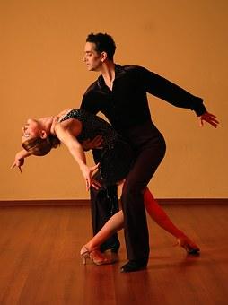 Der Tanz von Nähe und Distanz Der Tanz wird rhythmisch gesteuert durch die Emotionen Die
