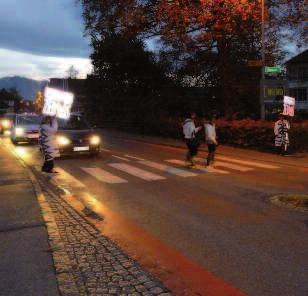 Gefahr am Schutzweg: Bei Dunkelheit leben Fußgänger gefährlich Fußgänger müssen in der dunklen Jahreszeit mit erhöhtem Unfallrisiko rechnen.