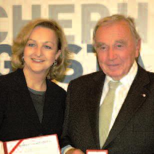 Waibel von Innenministerin Maria Fekter für sein überdurchschnittliches Engagement auf Gemeinde-, Landes- und Bundesebene das Goldene Ehrenzeichen für Verdienste um die Republik Österreich verliehen.