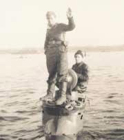 Grenzenlos Zwei Mann im Boot: Diese historische Aufnahme zeigt die Besatzung eines»seehundes«(ganz links). Der Rost hat dem geborgenen Mini-U-Boot arg zugesetzt (links).