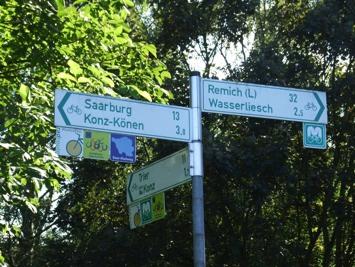 Links, Metz entfernt von 100 km über dem Moselradweg bis Schengen, dann l»es chemins de la