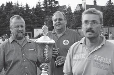 MuM-Cup 2010 Team 17 Bild oben (v.r.n.l.: Matthias Banse (Fußball-Abteilungsleiter Lübeck 1876), Jens Gravenhorst und Peter Witt (Organisatoren des Turniers).