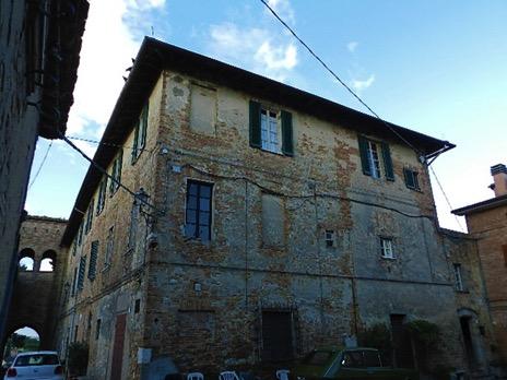 Unsere Wohnung befindet sich in einem Teil des antiken Palazzo Bernini (gebaut im Jahr 1300), der mit anderen Gebäuden und dem