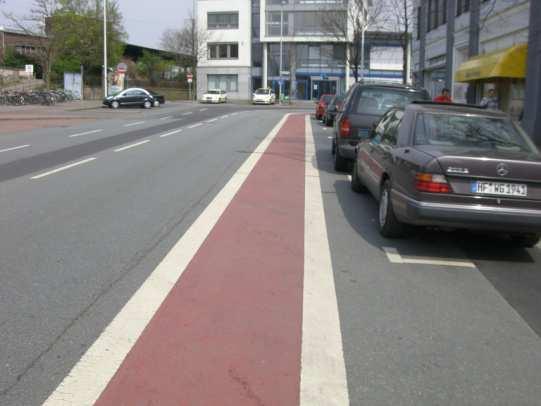 1,60 m bei geringerem Radverkehr zzgl. Sicherheitsraum). Unter Sicherheitsaspekten bewährt haben sich Rad- und Gehwegüberfahrten an den Einmündungen untergeordneter Straßen (Bild 9). 3.