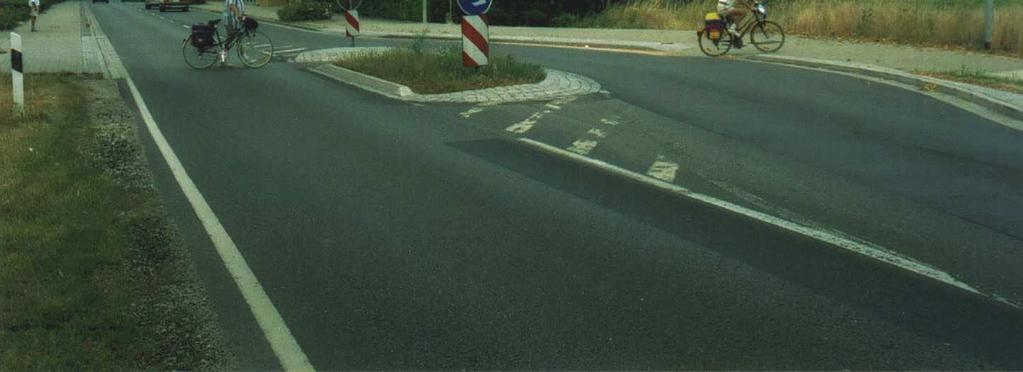 An Knotenpunkten ist eine besondere Kennzeichnung in der wartepflichtigen Zufahrt durch Zusatzzeichen Radverkehr aus beiden Richtungen erforderlich.