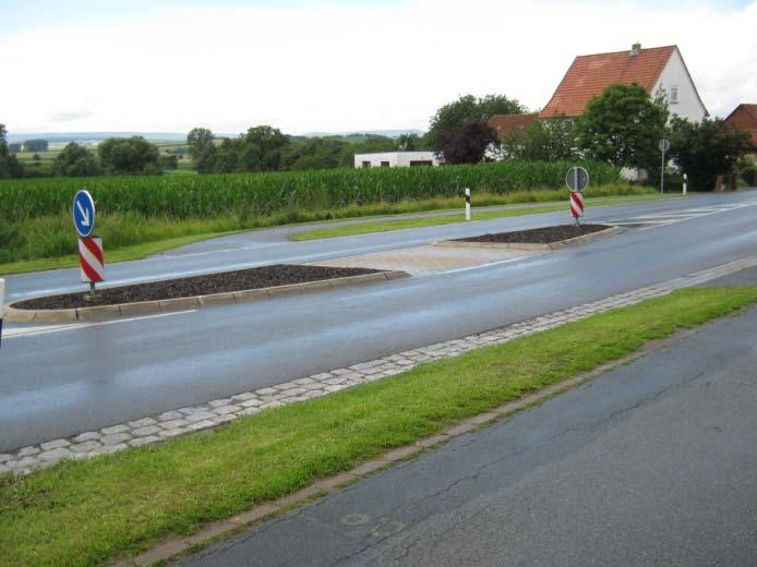 Ein einseitiger gemeinsamer Geh /Radweg an der Ostseite der freien Strecke endet in der südlichen Ortseinfahrt Obernfeld auf Höhe einer Mittelinsel als Überquerungshilfe.