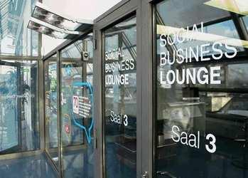 In der klimatisierten Business Executive Lounge@IBM Skylobby (45 m² ) finden bis zu 8 Personen bequem Platz.