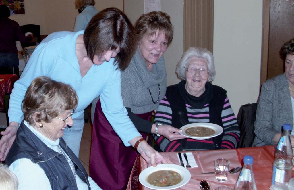 Aktiv im Alter Ökumenischer Mittagstisch für Senioren Gemeinsam statt allein sein Jeden Donnerstag um 12.00 Uhr findet in der Ev. Andreasgemeinde ein Mittagstisch für Senioren statt.