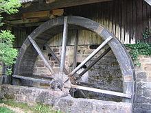 Wasserrad aus Wikipedia, der freien Enzyklopädie Ein Wasserrad, oft auch Mühlrad genannt, ist eine Wasserkraftmaschine, die die potentielle oder kinetische Energie des Wassers nutzt, um Wassermühlen