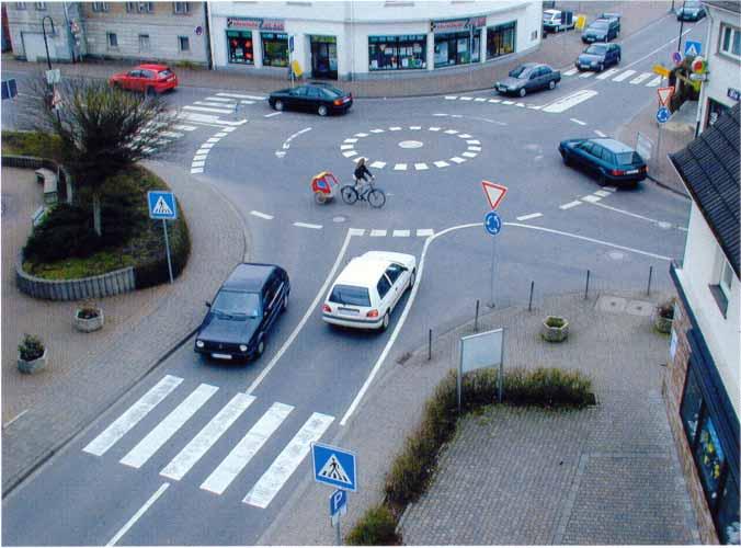 Empfehlungen Radverkehr auf Kreisfahrbahn Innenring der Kreisfahrbahn (ca. 1/3 für Schleppkurve längerer Fahrzeuge) ca.