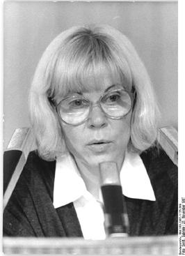 B E R Ü H M T E B E H I N D E R T E F R A U E N Helga Königsdorf (1938 bis 2014) Helga Königsdorf war eine Schriftstellerin.