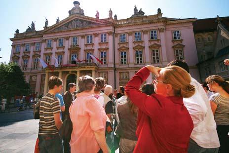 SPOZNAJ MESTO GET TO KNOW THE CITY SPOZNAJ MESTO GET TO KNOW THE CITY WALKING TOUR OF THE HISTORICAL CENTRE Pešia prehliadka historického centra mesta Bratislavská