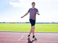 Lauftechnik: Überkreuzungslauf Laufe seitlich und lass die Beine abwechslungsweise vor und hinter deinem Körper überkreuzen.