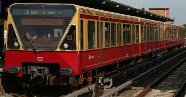 Fahrzeugeinsatz S-Bahn Berlin GmbH Laut Verkehrsvertrag ist eine Fahrzeugverfügbarkeit von 562 Viertelzügen für den Linieneinsatz in der Hauptverkehrszeit vereinbart, in den Sommer- und