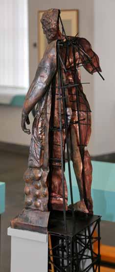 offenherzig zeigt sich ein neues Herkules-Modell im Schloß Wilhelmshöhe: das Kunstwerk aus Kupfer ist aufgeschnitten und zeigt, wie die Statik des Herkules, der Pyramide und des Oktogons beschaffen