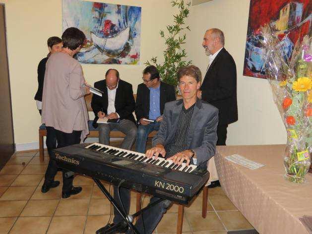 Für den feierlichen Rahmen sorgte Clubmitglied und begnadeter Pianist Stephan Hladik auf seinem Keyboard.