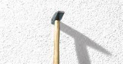 Klopftest: Suchen Sie nach Hohlräumen, indem Sie in regelmäßigen Abständen vorsichtig die Fassade mit dem Hammer abklopfen.