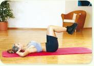 Übung für die schrägen Bauchmuskeln Lege Dich auf den Rücken und winke die Knie an. Hebe die Unterschenkel, bis diese parallel zum Boden sind.