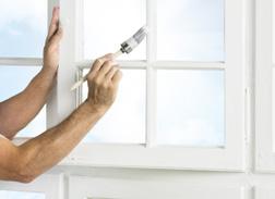 1 Fenster aus Holz Vorbereiten und Reinigen Lose Lackschichten von Altanstrichen mit einem Schwingschleifer oder Stielspachtel entfernen.