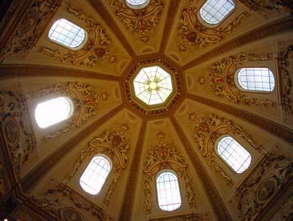 Vorbild für die einander wie Zwillinge gegenüberstehenden Museumsbauten ist der Petersdom in Rom (in seiner barocken Ausstattung) der durch seine lange Baugeschichte eine Mischung aus Stilelementen