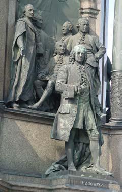 Unterhalb der Eckpunkte des Thrones stehen die Reiterstandbilder von 4 Armeeführern. Vorne, aus dem 7-jährigen Krieg, Daun und Laudon, hinten die Generäle des Erbfolgekrieges Traun und Khevenhüller.