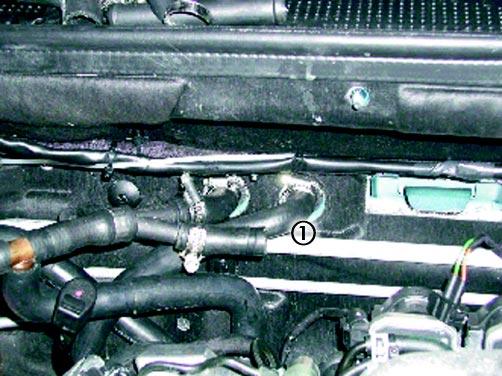 (siehe Bild 6) Den Wasservorlaufschlauch vom Fahrzeugmotor zum Wärmetauscher (linker Wasserschlauch am Wärmetauscher) vor dem unteren Bogen zum Wärmetauscher