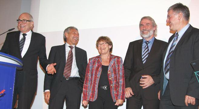 Bernd Sträter, Heidi Sträter, Prof. Dr. Martin Freitag und Prof. Dr. Karl Trottler. Erstmals hat die Duale Hochschule Ravensburg die Ehrennadel der DHBW verliehen. Der erste Preisträger heißt Dr.