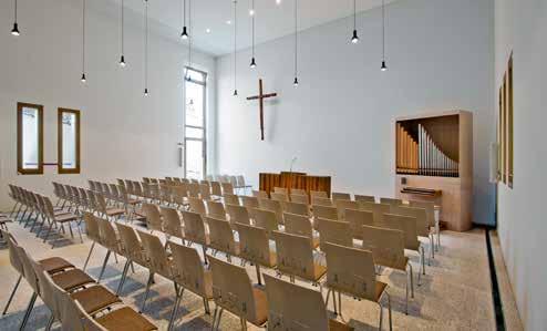 gespendet werden und von dem aus auch die Wortverkündigung erfolgt. Der Sakralraum bietet ca. 100 Kirchenbesuchern Platz. Eine neue Pfeifenorgel wurde eingebaut (Orgelbaufirma Max Offner, Augsburg).