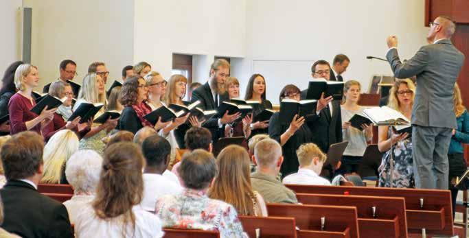 Los ging es im Kirchenschiff der Gemeinde Moselstraße mit einem hauptsächlich musikalischen Vorprogramm, an dem Gemeindechor und -orchester genauso beteiligt waren wie mitwirkende Kinder und