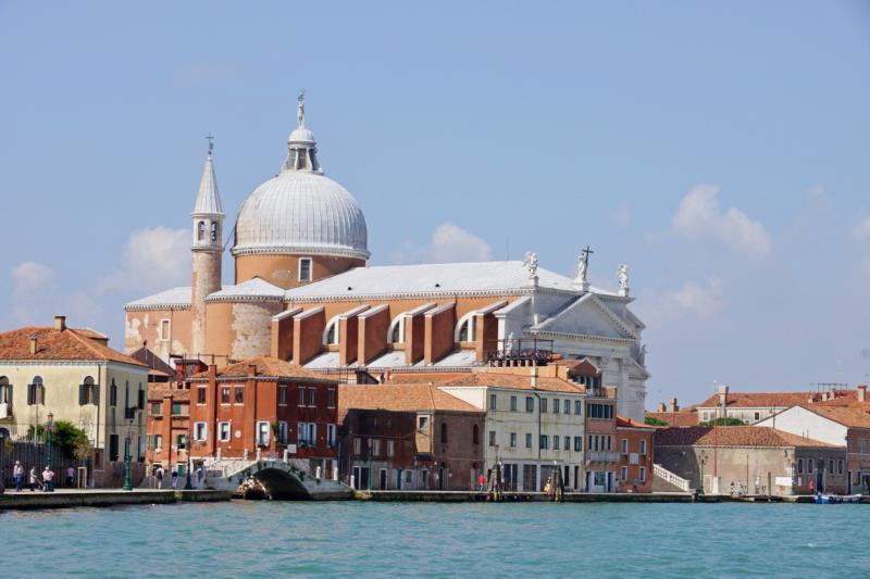 Il Redentore Im Jahr 1576 gelobte der Senat von Venedig eine neue Kirche zu bauen, wenn Venedig dafür von der Pest erlöst wird.