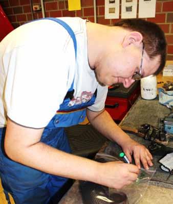Bildungsprojekt Käfer restaurieren Schrauben, lernen und freuen an vier Rädern Ein ehemaliges Prachtstück steht zurzeit in der Montagehalle der Werkstatt Hilter.