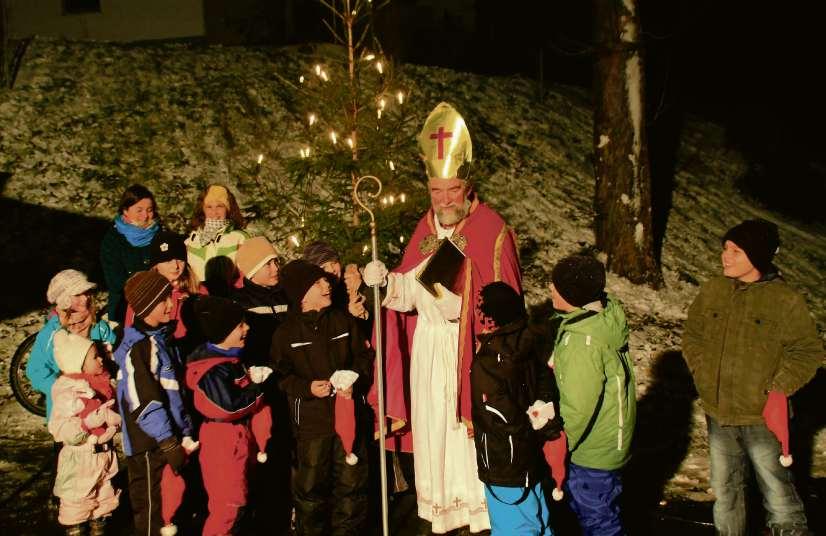 Am Vorplatz leuchtete ein Weihnachtsbaum in allen Kinderaugen und die Erwachsenen genossen ihren Glühwein an der lodernden Feuertonne.