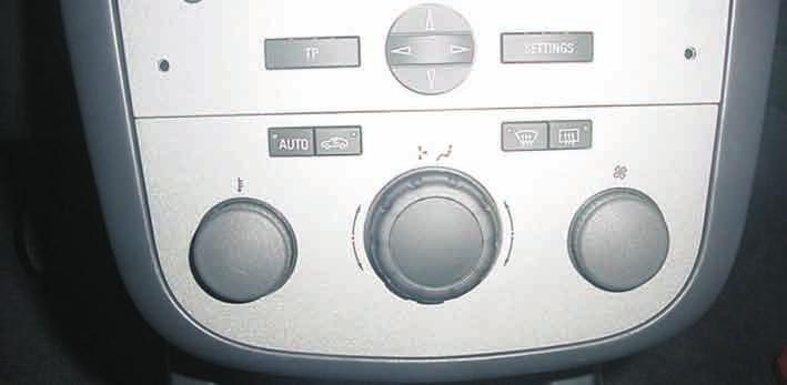 9 Merkblatt für den Kunden Vor dem Einschalten bei Fahrzeugen ohne oder mit manueller Klimaanlage (siehe Bild 1) Vor dem Einschalten bzw.