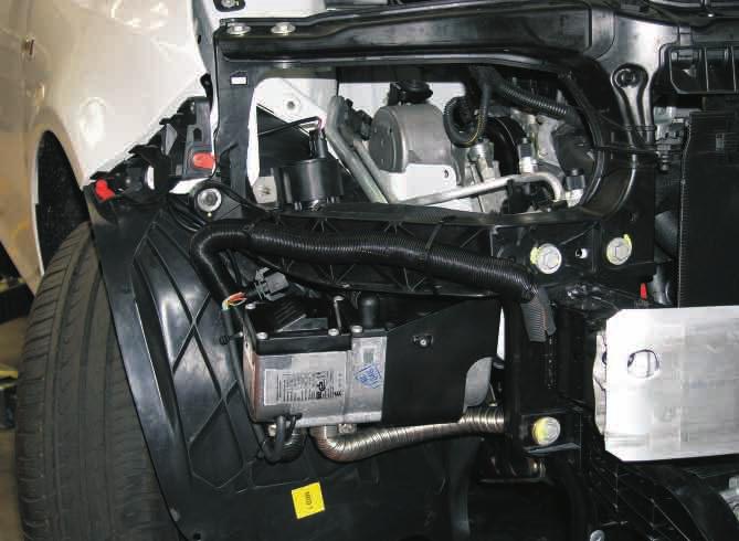 3 Abgas- und Verbrennungsluftführung An der ausgebauten rechten Seitenverkleidung des Motors eine Bohrung Ø 41 mm entsprechend der Maße im Bild 8 fertigen.
