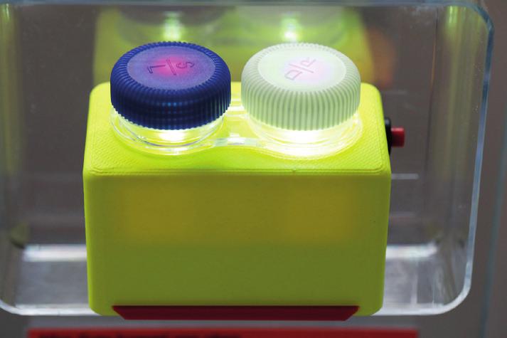 Daher reinigen die Erfinder nun die Kontaktlinsen mit Licht: Violette LEDs mit einer Wellenlänge von 405 nm oder blaue LEDs mit 470 nm bestrahlen über Nacht die Linsen in einem Behälter mit