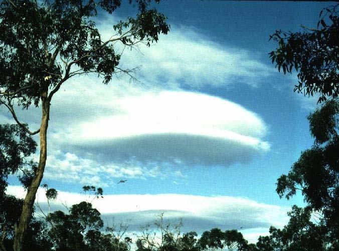 Orographischewolken Die Stärke der erzeugten Vertikalgeschwindigkeit hängt von der Geschwindigkeit und Richtung der Strömung gegen das Hindernis ab, von der Höhe der Barriere, und von der Stabilität