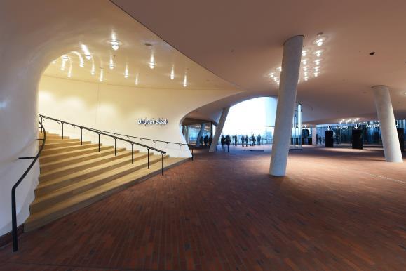 Etwa 2 Stunden vor Vorstellungsbeginn können Inhaber von Konzertkarten die Plaza besuchen, die öffentliche Aussichtsplattform zwischen dem Backsteinsockel und dem gläsernen Neubau der Elbphilharmonie.
