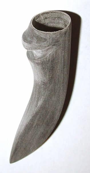 Der obere Nock mit Feilen und Schleifpapier in die endgültige Form gebracht (dabei mit dem Halte- Schaft im Schraubstock