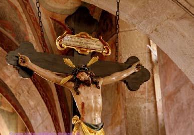 Besinnung Warum hängt bei uns mitten in der Kirche das Kreuz Christi? Warum ist die Darstellung des grausamen Todes Jesu für uns das zentrale Zeichen unseres Glaubens?