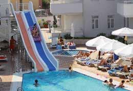 In der Außenanlage liegen ein Swimmingpool mit Wasserrutsche,integriertem Kinderbecken und ein weiterer Pool (Poolbar) mit Wasserrutsche.