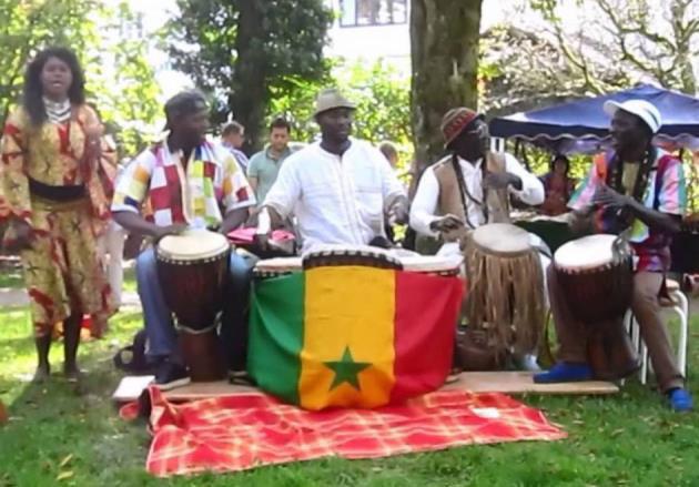 Workshop afrikanisches Trommeln mit Momo Sané 23. und 24. September 2017 Momo Sané ist Musiker aus Senegal und wohnt seit 24 Jahren in der Schweiz.
