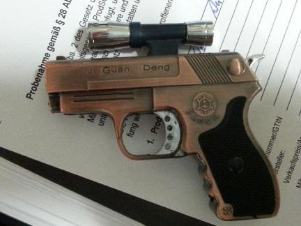 64 Laserfeuerzeug Pistole, Typ: Ji Guab Deng Hersteller/Bevollmächtigter/Importeur: keine Angaben GTIN/EAN-Code: keine Angabe Adressat der Maßnahme: Fa.
