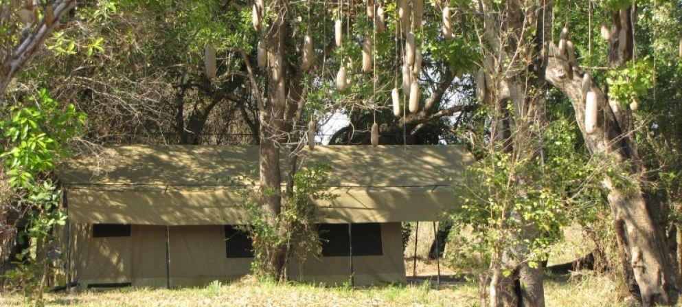 i AUFENTHALT - Camp Lukwat CAMP LUKWATI Das Camp wurde im typisch ostafrikanischen Stil erbaut und ist von einem sehr hohen Standard.