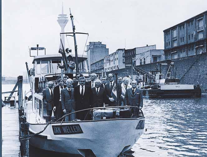 52 Standortpolitik: Die Region stärken Um sich ein Bild von der Situation im Düsseldorfer Haupthafen zu machen, stachen 1984 IHK-Hafenausschuss und Geschäftsführung gemeinsam in See.