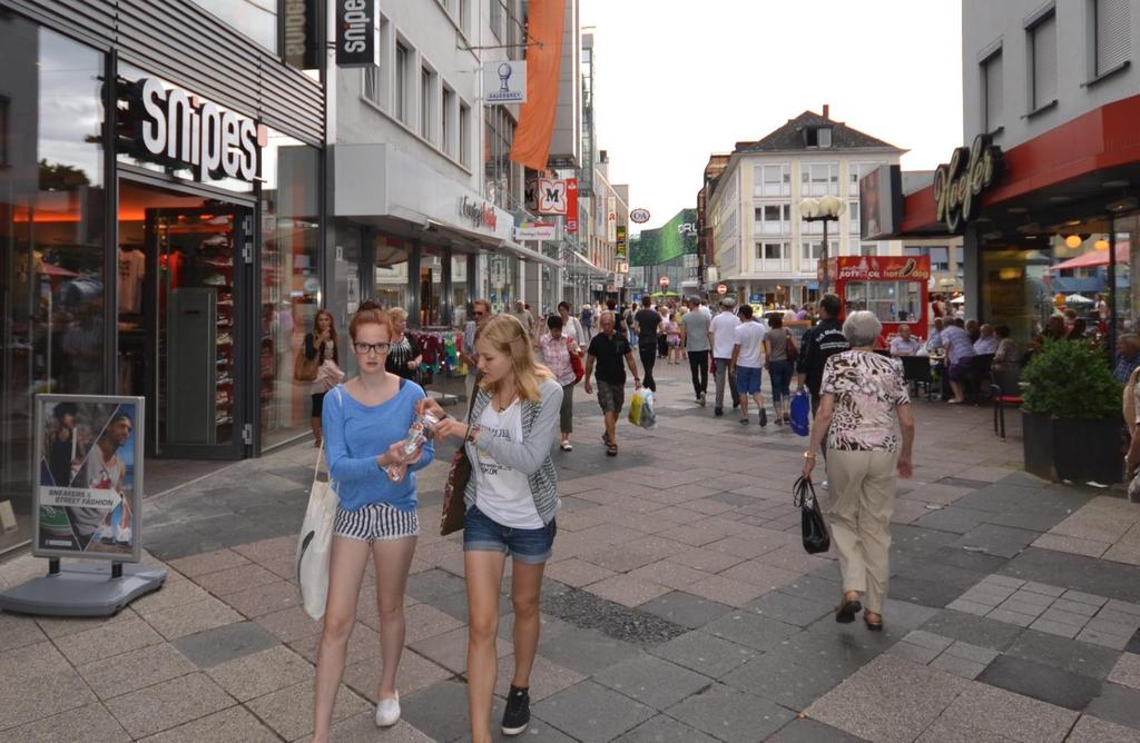 Der untere Teil der Löhrstraße (hinter der Pfuhlgasse) in Richtung Altstadt wird überwiegend durch regionale Einzelhändler geprägt und zieht wohl auch künftig eher touristisch orientierte Passanten