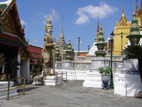 Bangkok Bangkok, die pulsierende Metropole Thailands, bietet vielfältige Möglichkeiten für Ausflüge. Besuchen Sie den Königspalast.