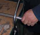 Die einfachste Methode ist die enutzung einer Metallbügelsäge um den Schlauch zu schneiden (Fig. ).