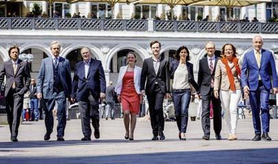 m.) und AfD (u.r.) zusammen. Außerdem gibt es drei fraktionslose Abgeordnete.