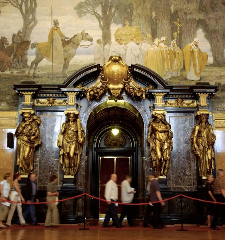 Die vergoldeten Kupferfiguren links und rechts neben dem Marmorportal im Großen Festsaal des Rathauses symbolisieren die Tugenden Weisheit, Gerechtigkeit, Stärke und Fleiß.