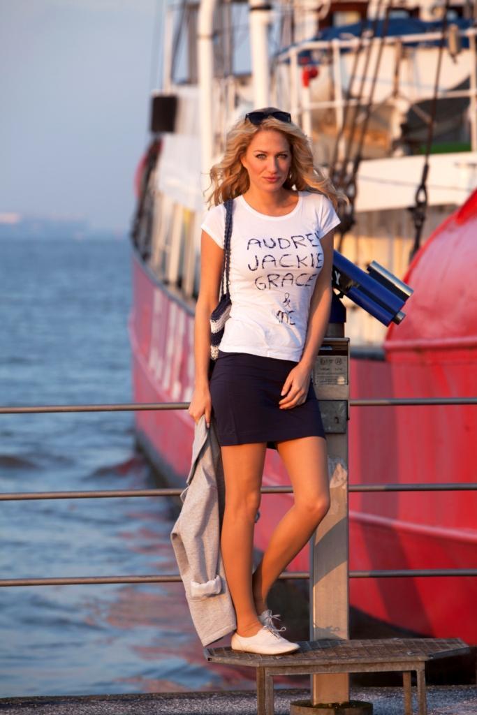 Der lässige Marinelook ist das ideale Freizeitoutfit. Ob bei einer Bootstour oder am Strand, das T-Shirt mit modernem Letterdruck überzeugt gemeinsam mit Jerseyrock und flachen Sommerschnürern.
